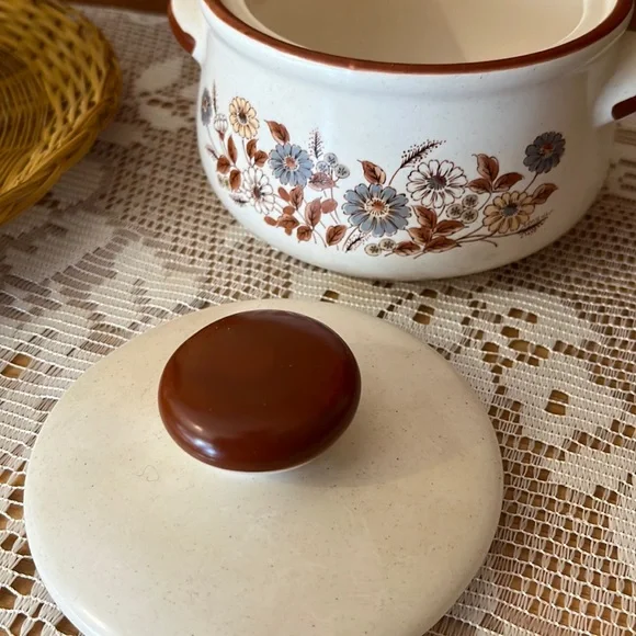 Gardenia Flower Casserole Pot - Picture 4 of 5